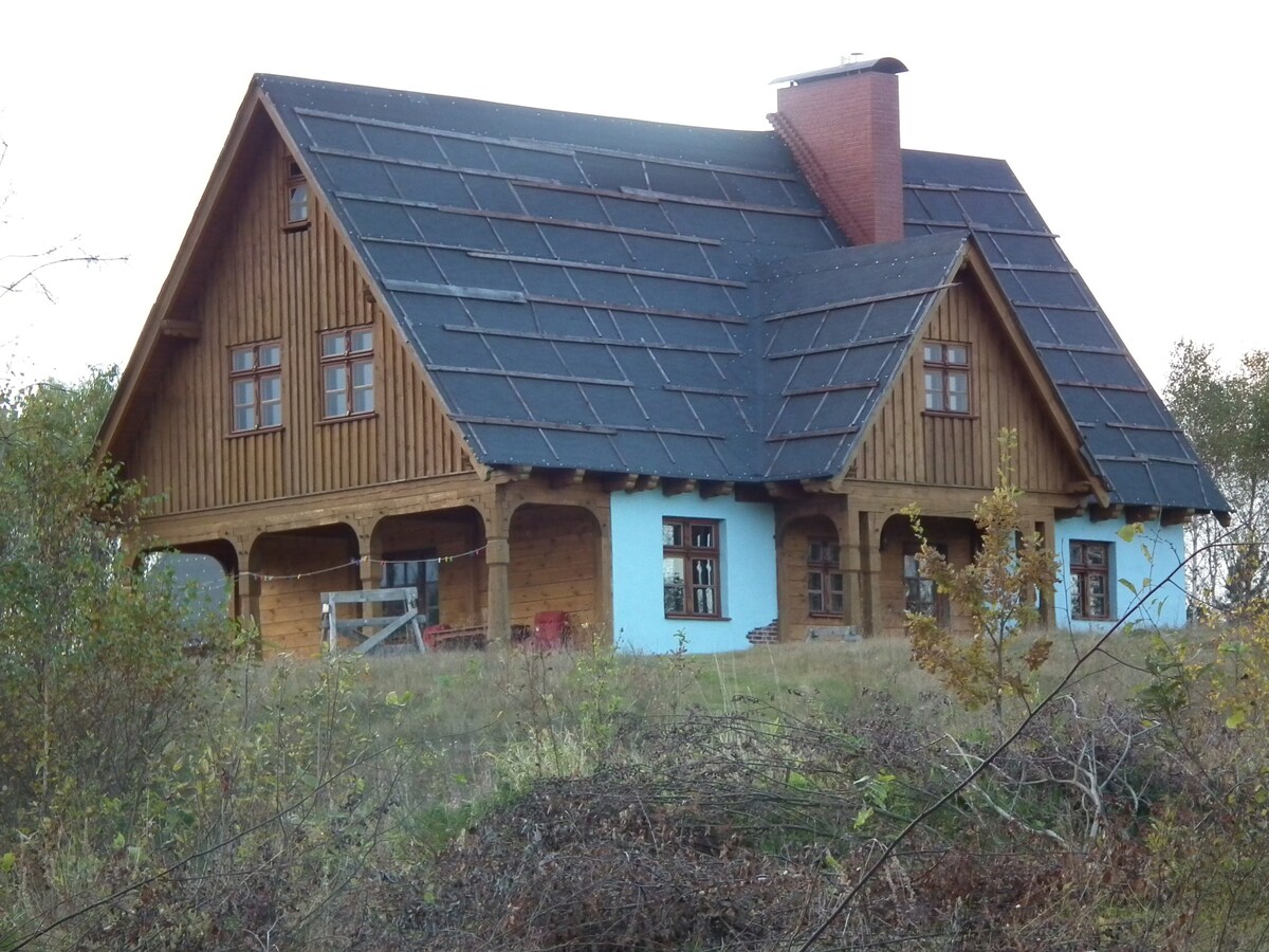 湖泊和森林之间的Kashubian House