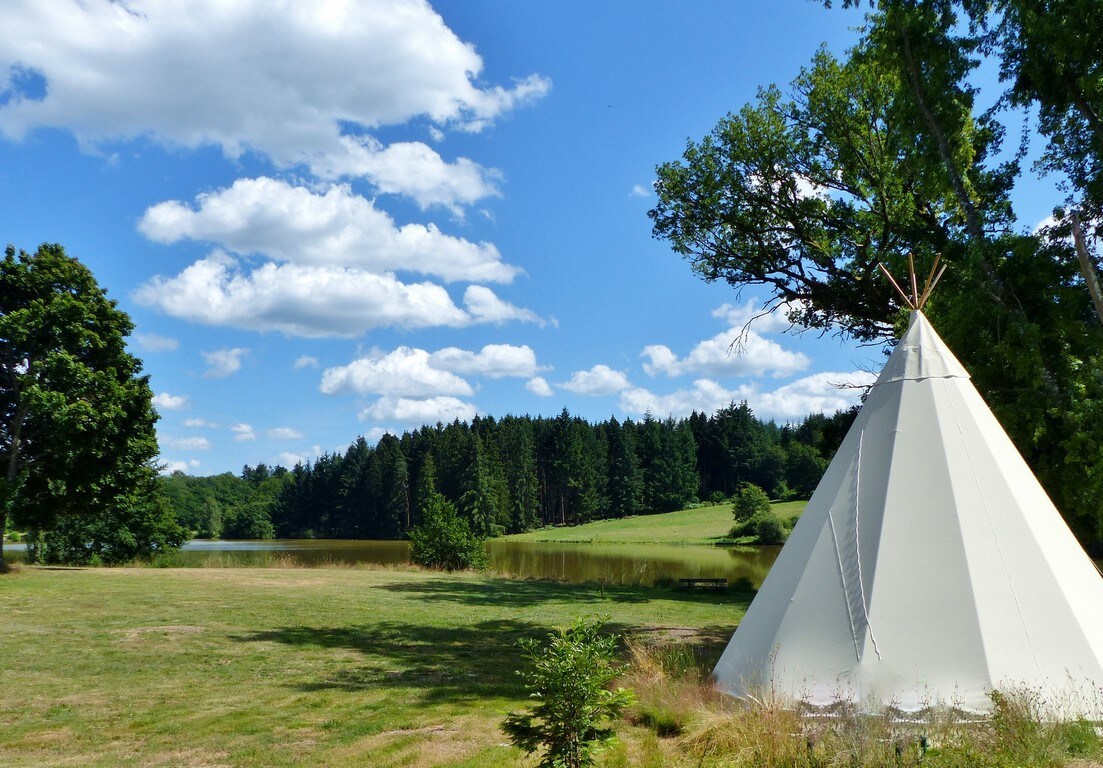 湖边的印第安帐篷