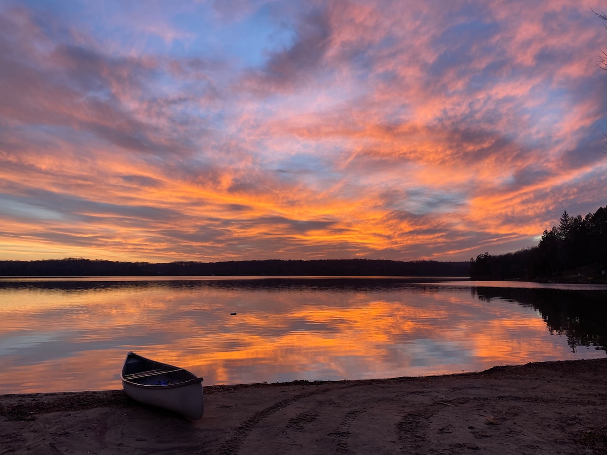 The Lakeshore Oasis - All Season Muskoka Cottage