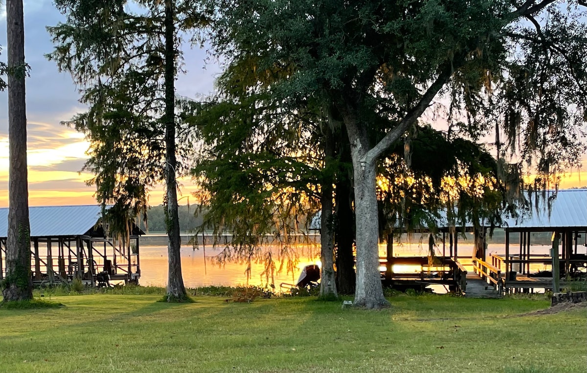 塞米诺尔湖之家（ Lake Seminole ） ，带顶棚的码头！ *滨水*
