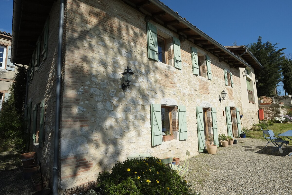 Chambre dansJolie maison ancienne, vue Pyrénées