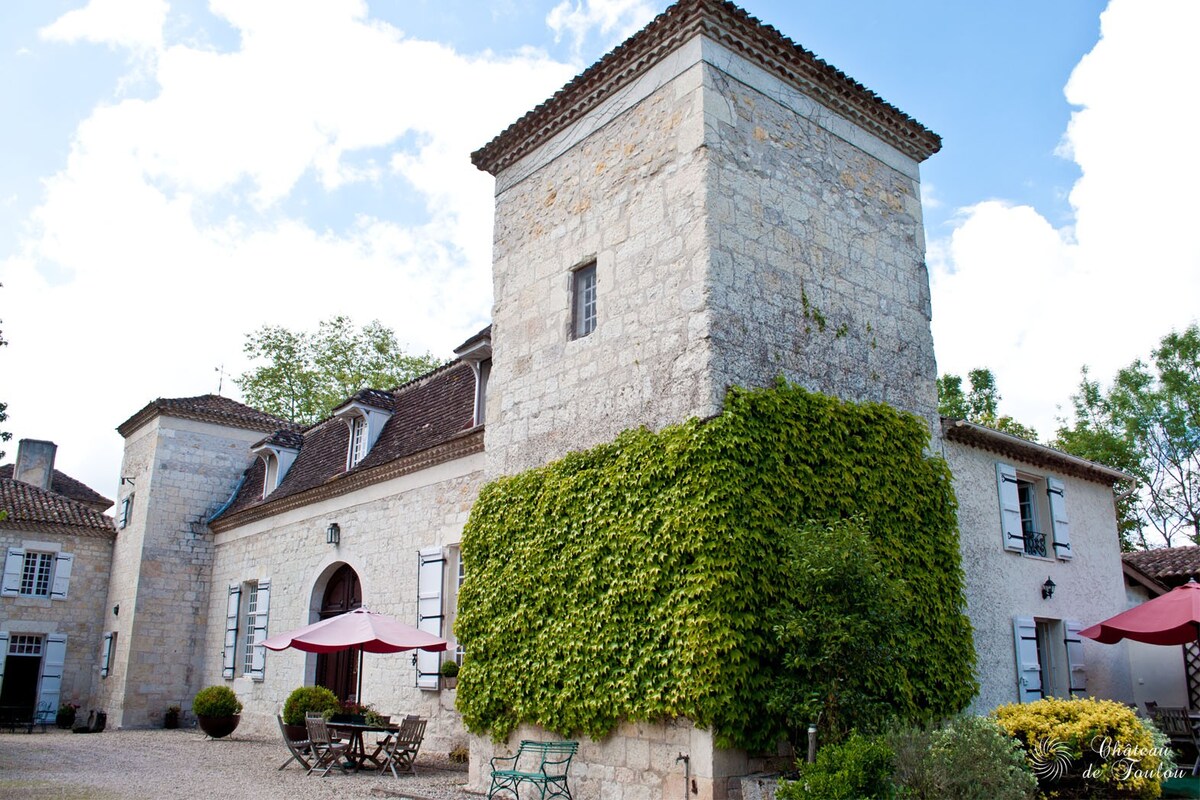 Château de Foulou "Côté Piscine"