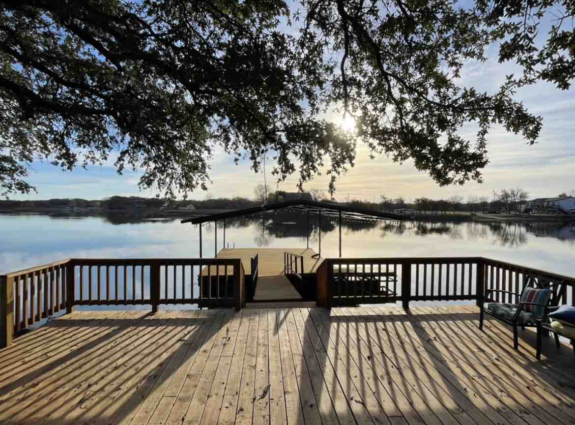 梦幻般的湖畔别墅（ Lake House ） ，配有大型露台和船坞