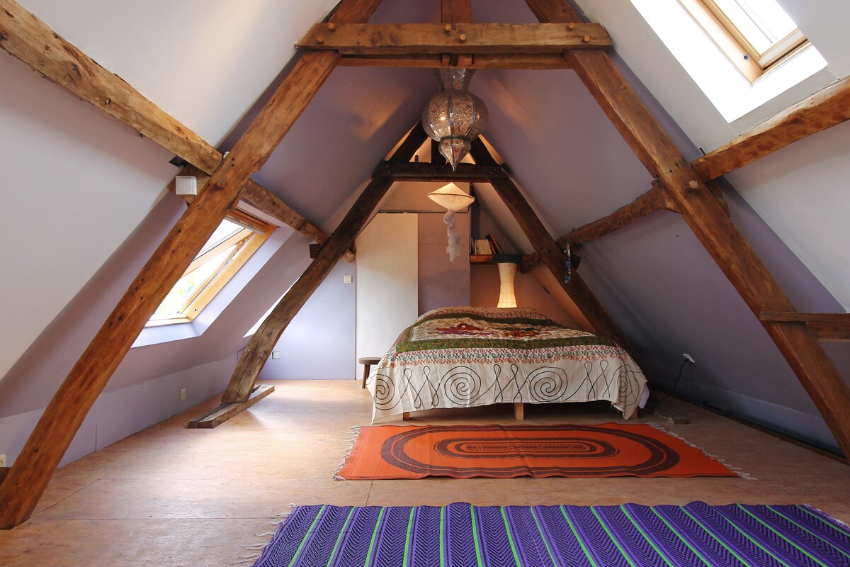 Bright, zen, romantic room