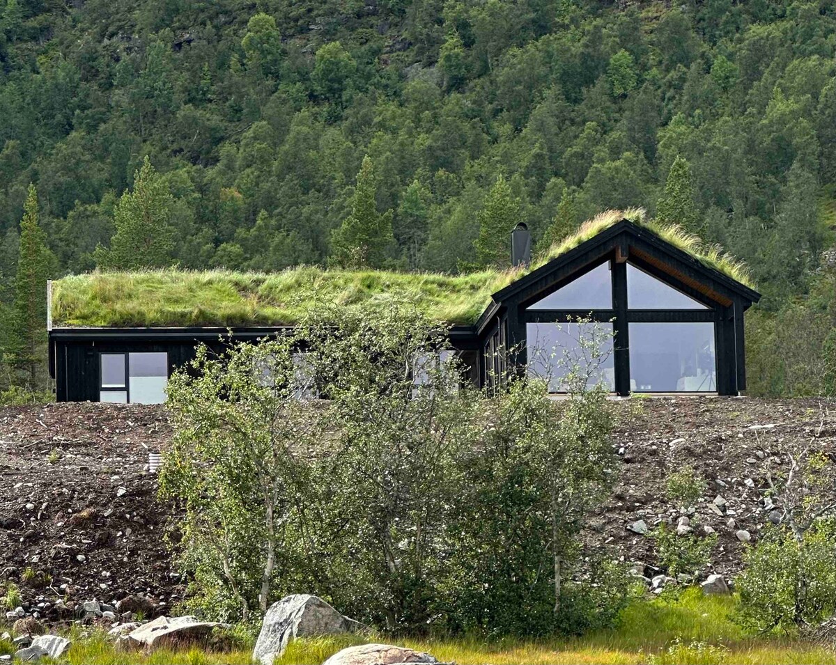 可俯瞰山的北欧设计小木屋