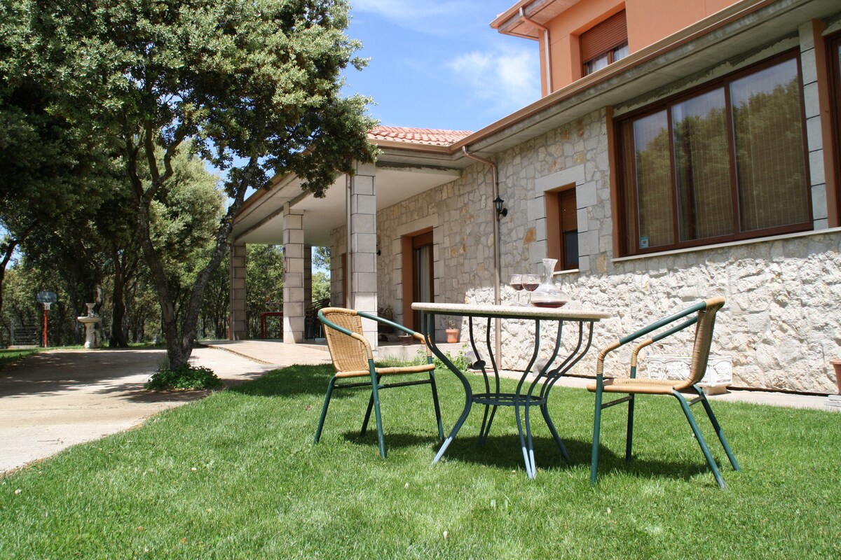 位于科戈洛斯（ Cogollos ）的舒适Casa Rural LA DEHESA。
