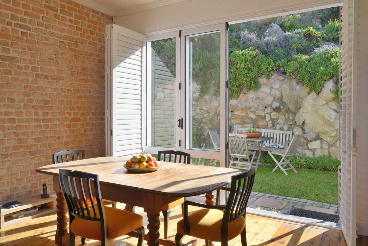 "Sanctuary" Sea-side cottage