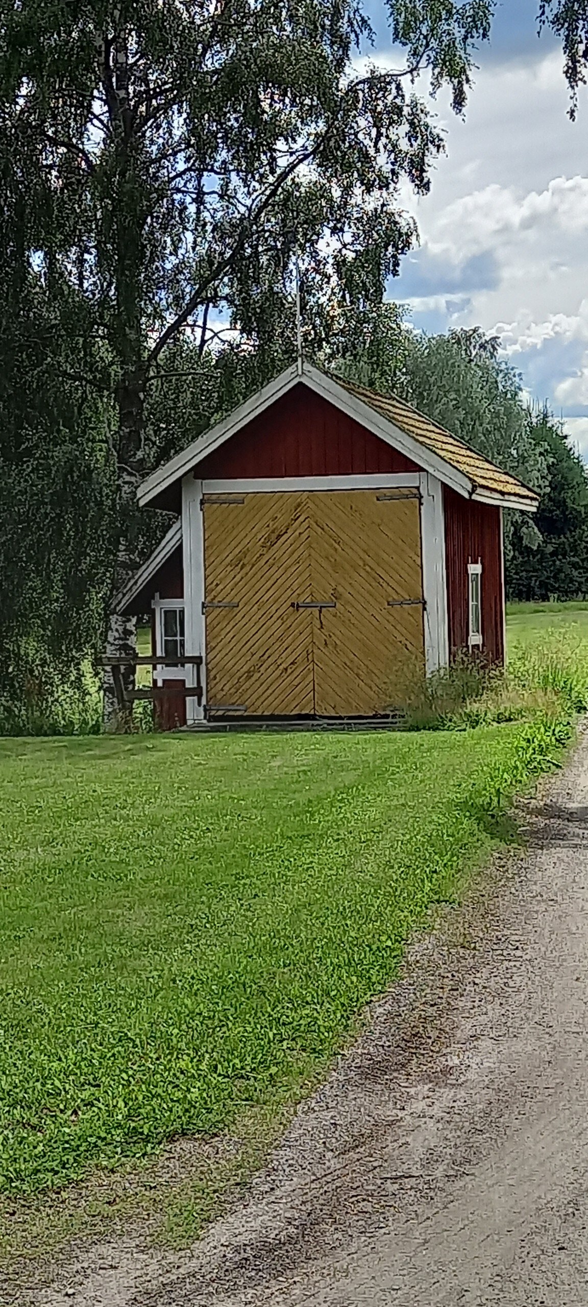 Huone työpisteellä maalaismaisemissa