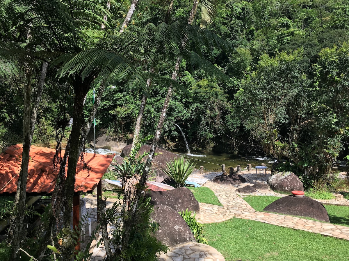 Chalé da Cachoeira no pé da  serra de Friburgo