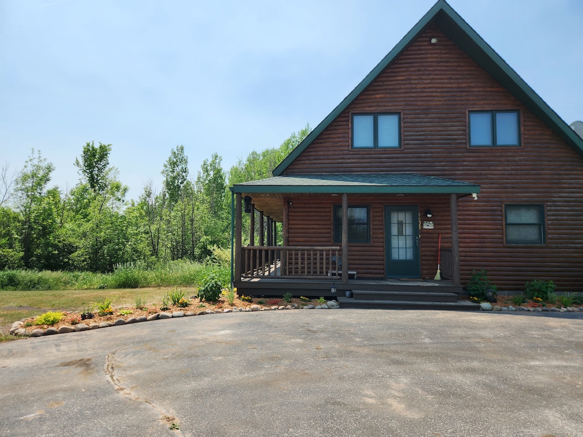 黑河（ Black River ）上的上密歇根小木屋（ Upper Michigan Cabin ）在黑河（ Black