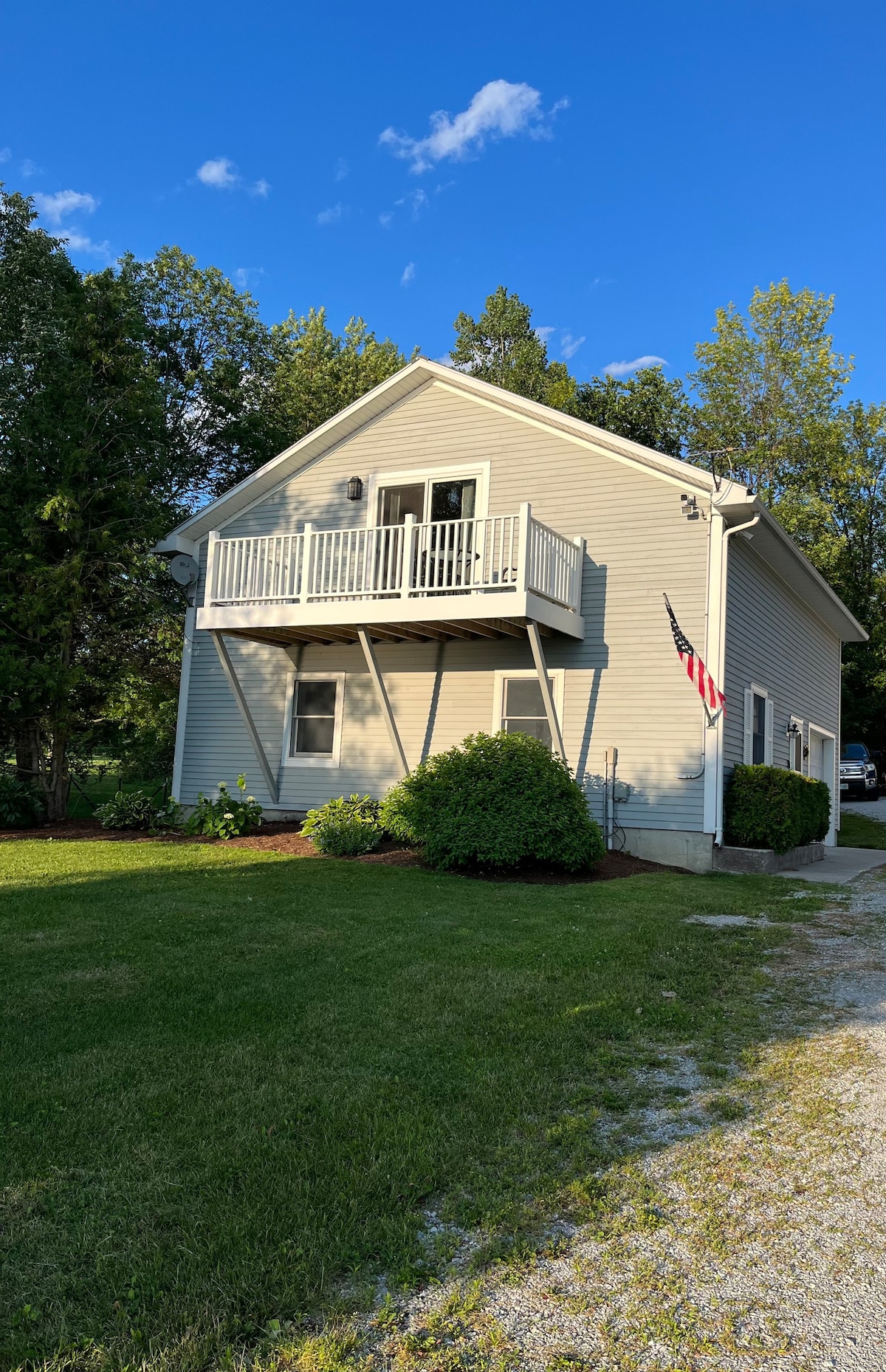 Entire Lakefront cottage, dock, nearby boat launch