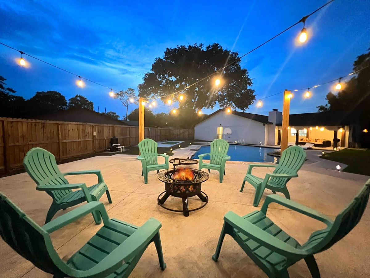 Poolside Paradise with 4 Cozy Bedroom & Pool Table