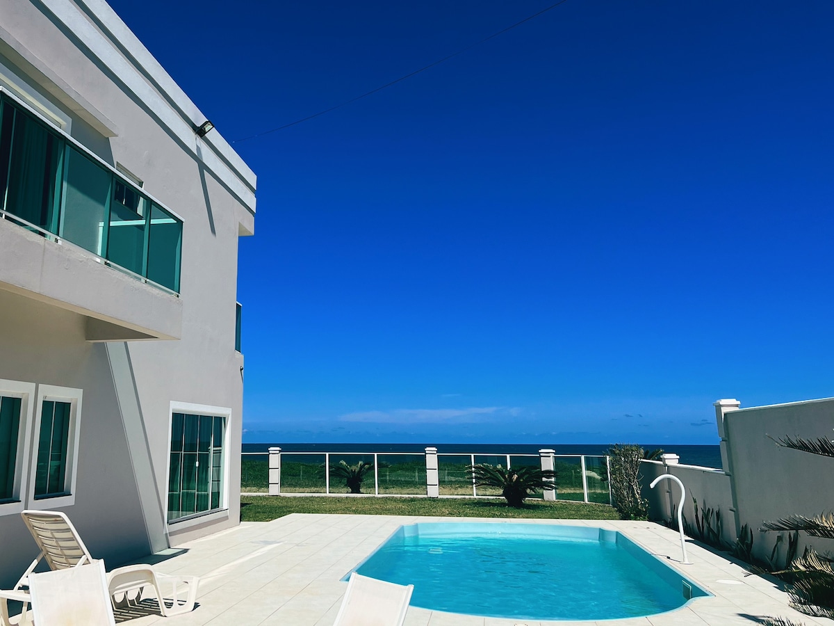 Casa beira mar, alto padrão, com piscina!