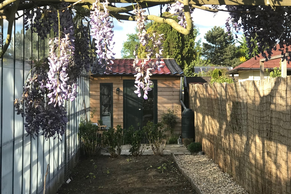 Cozy tiny house close to Schiphol Ams Airport.