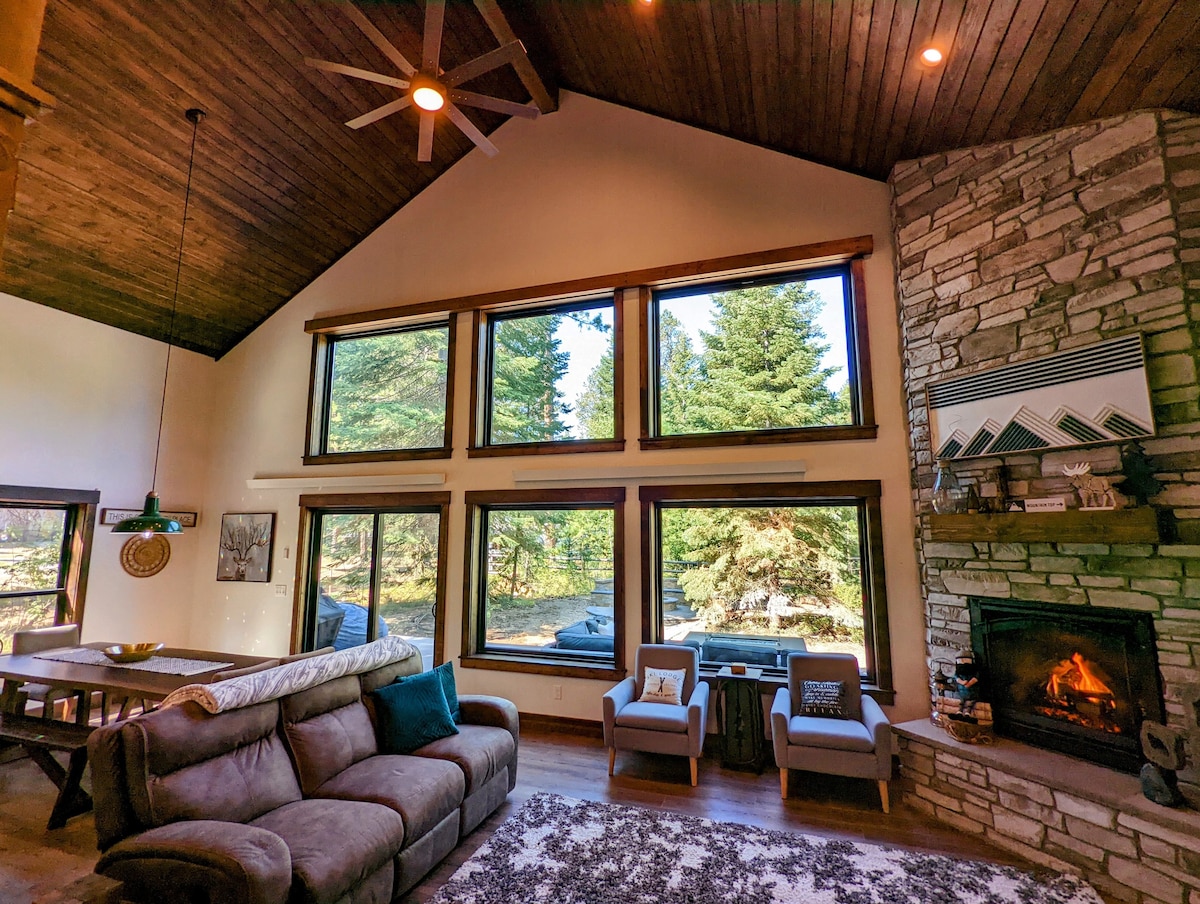 Gorgeous Cabin Getaway, Steps from Lake Cascade