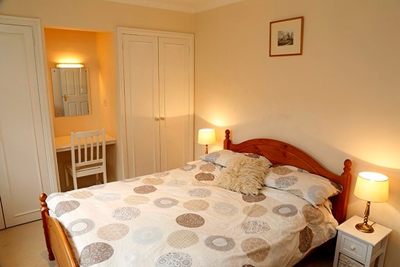 位于兰伯恩村（ Lambourn Village ）的双人床，可提供第二间卧室