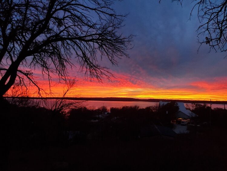 欣赏布里奇波特湖（ Lake Bridgeport ）美丽的日落景色