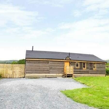 Deer-3 bedroom log cabin in Mid Wales with hot tub