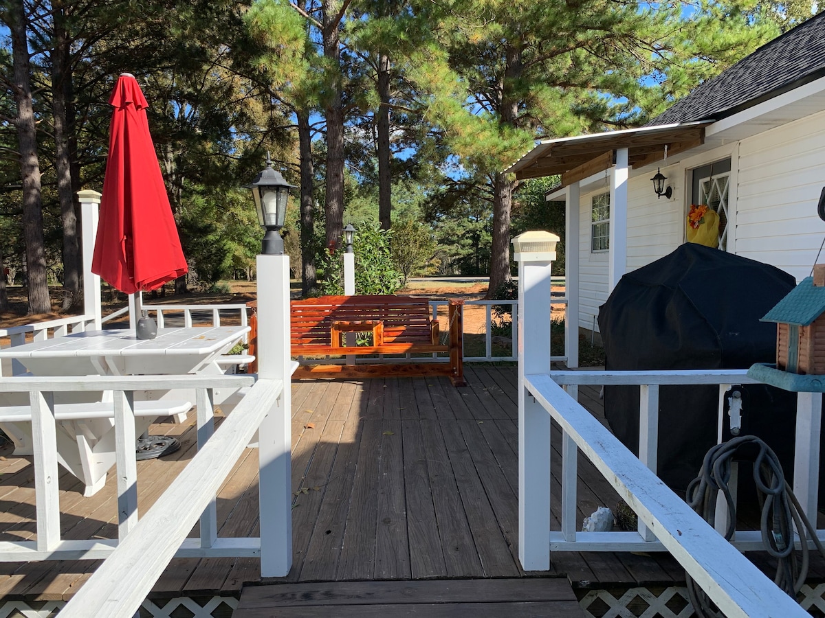 Quiet, peaceful lake front one bedroom guest house