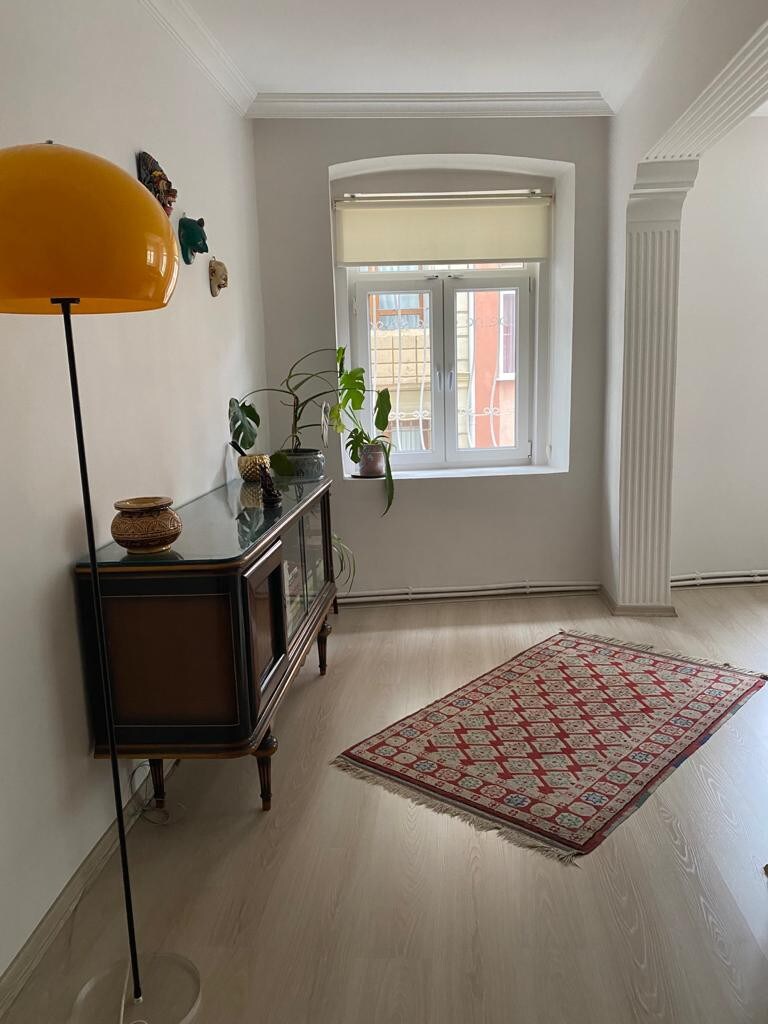 Omer 's Place ，位于塔克西姆-比约路（ Taksim-Beyoglu ）