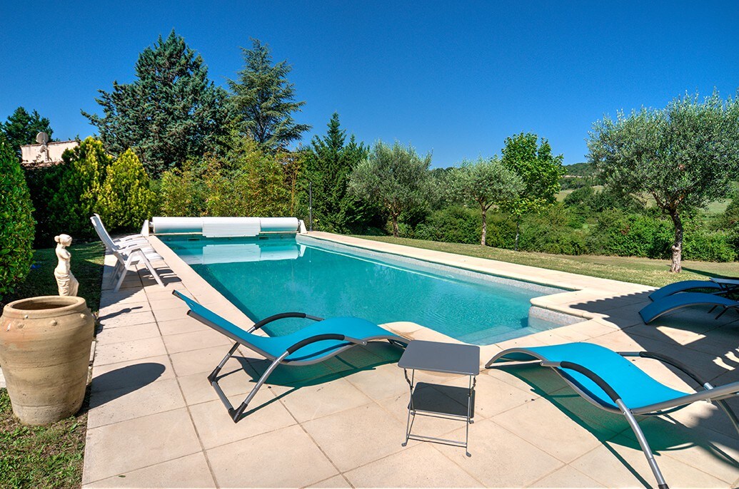 Villa & swimming pool in peaceful setting, for 10