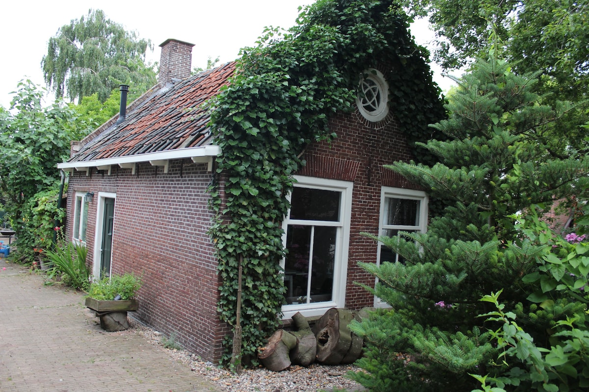 1850年乡村的典型荷兰小屋