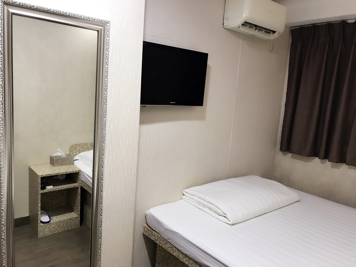 Double bed 1.5m wide,Private room,1 min to TST MTR