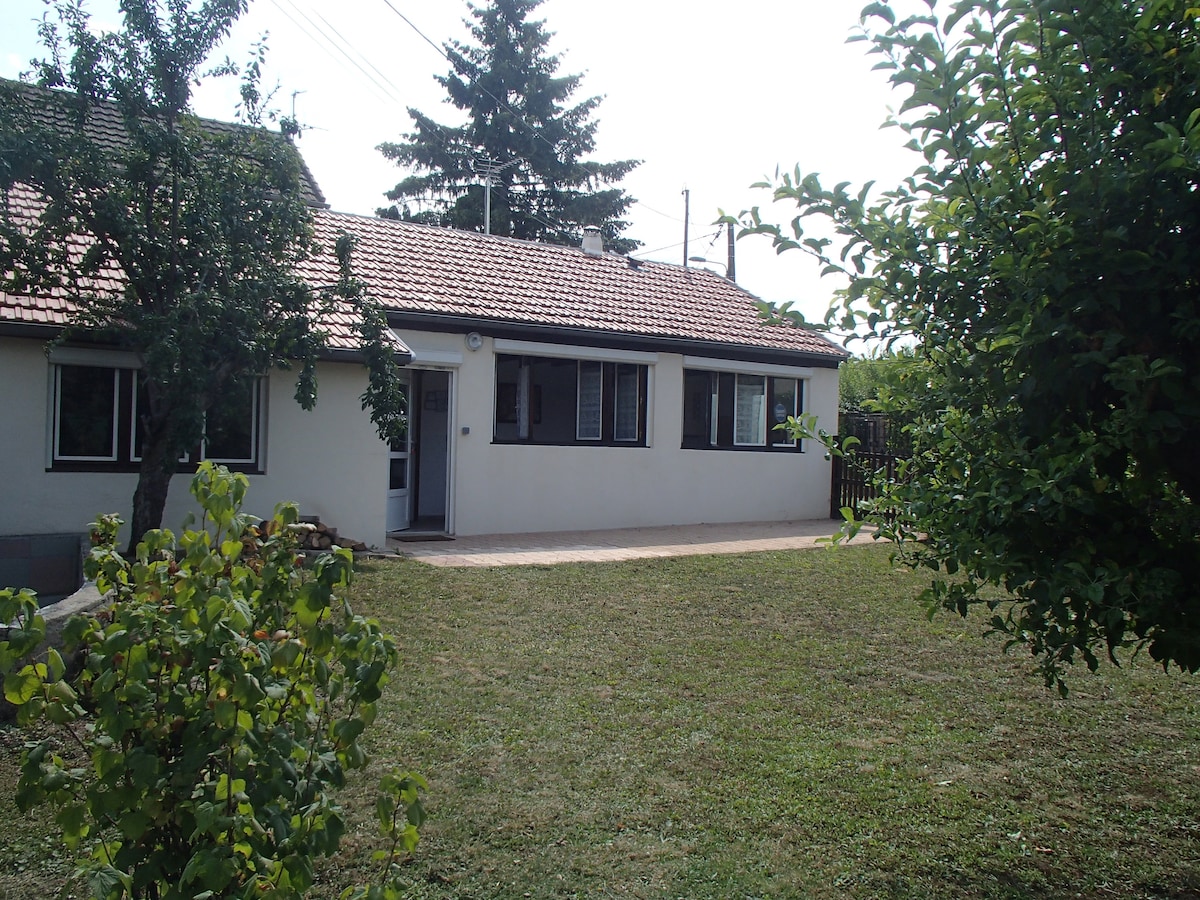 Petite maison au calme avec grand jardin,