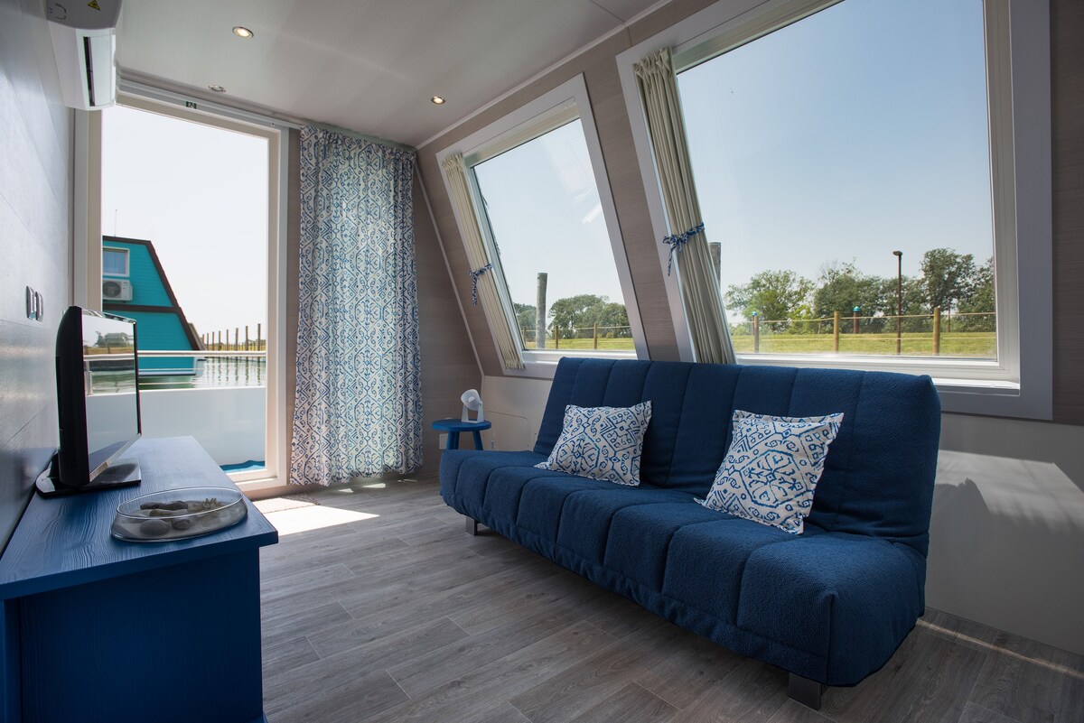 Houseboat for 3 people on the River Tagliamento