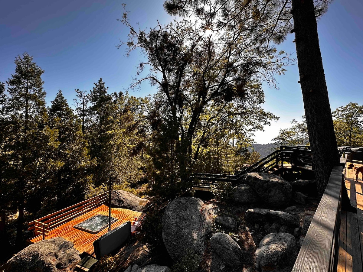 Boulderland A-frame on 8 acres / 4 miles from Town