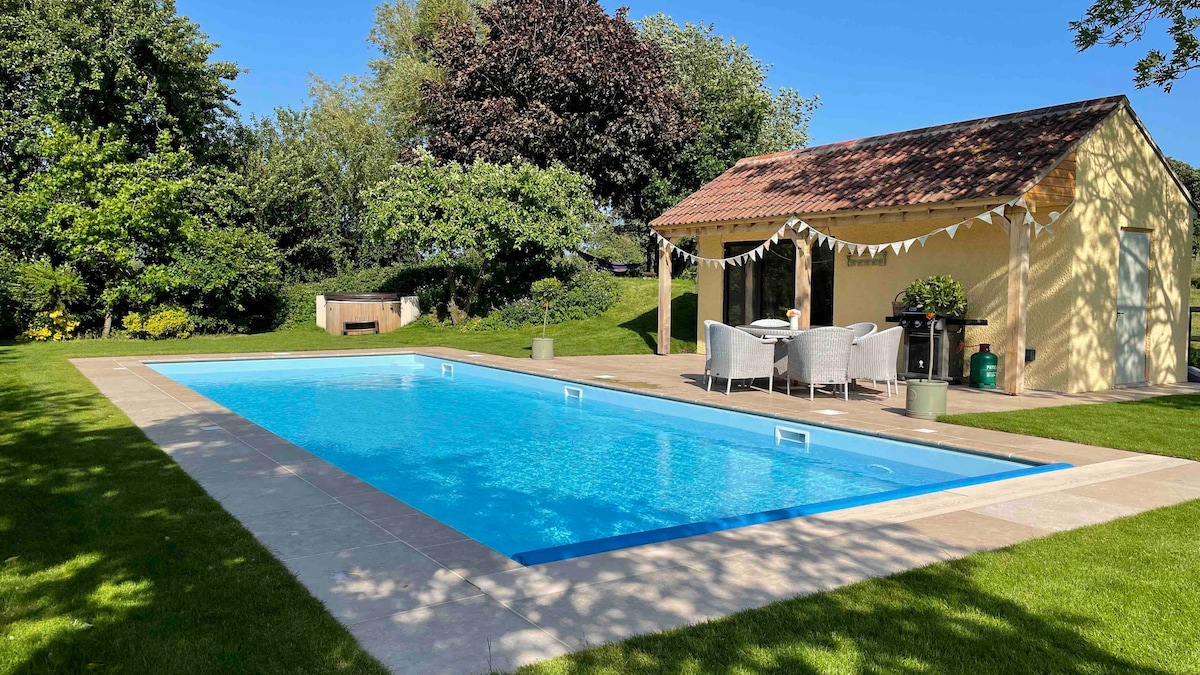 Rural family farmhouse with pool & hot tub