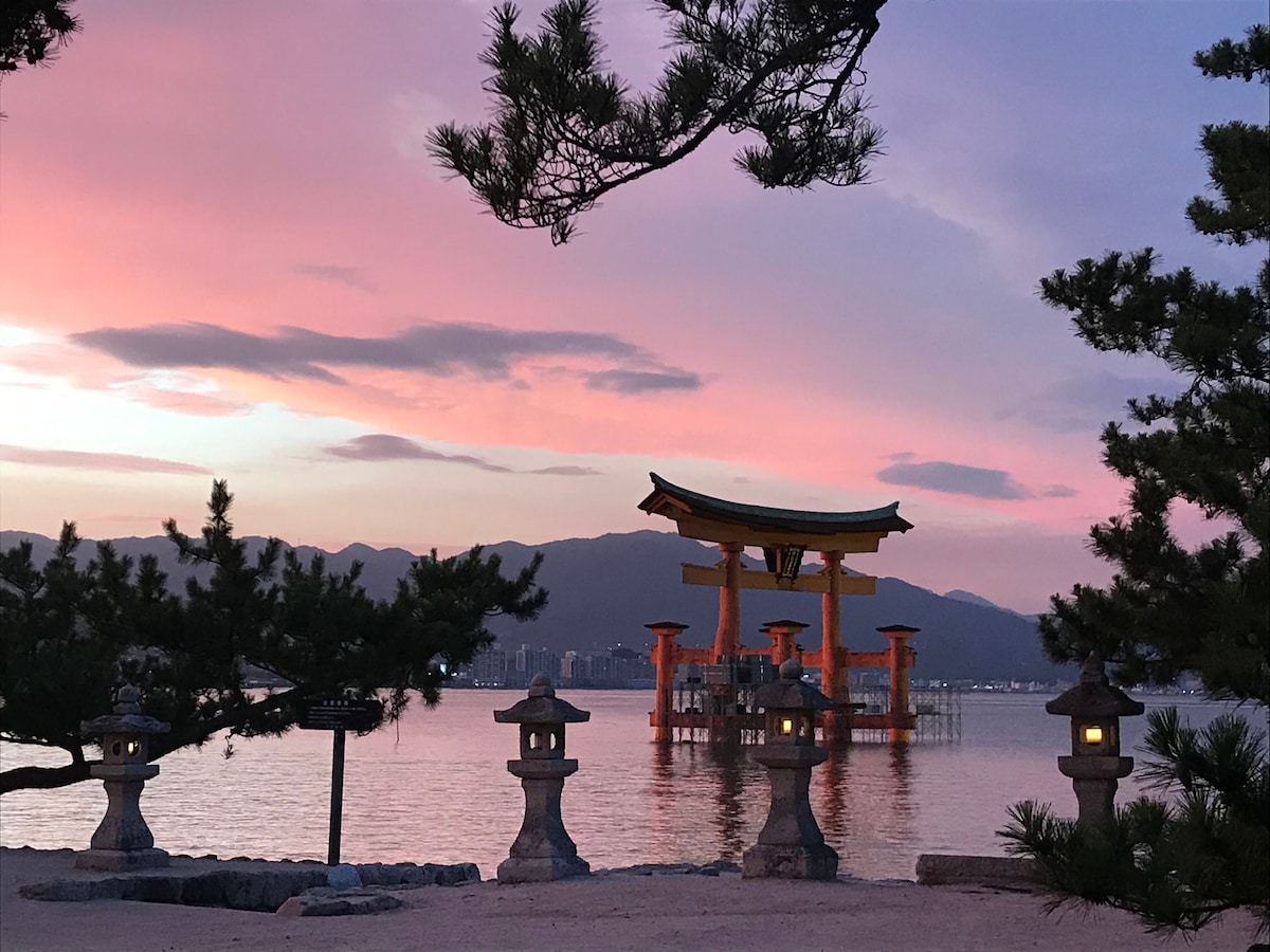 距离五岛神社仅3分钟路程，整栋房子都是海滨别墅。地理位置优越，拥有宫岛（ Miyajima ）的绝佳景观。房间宽敞舒适时，您可以放松身心。
