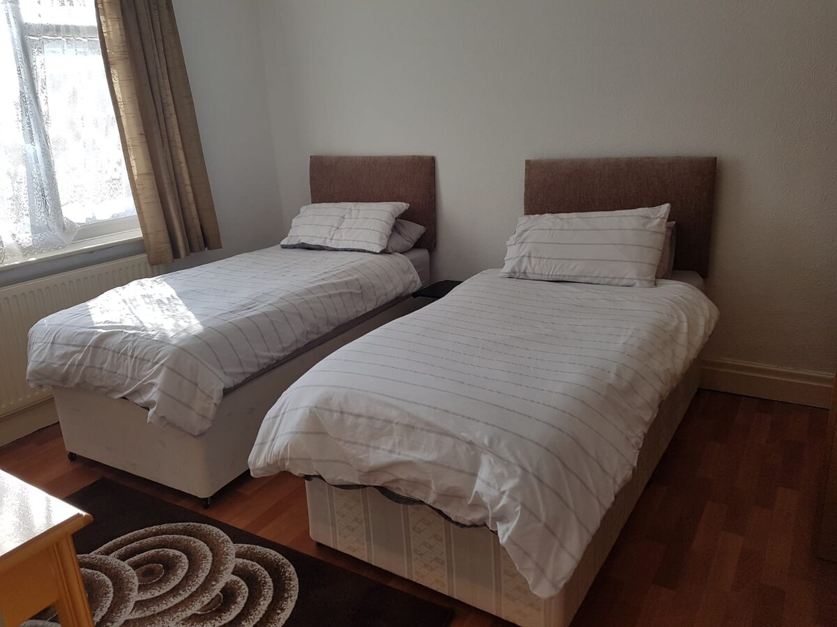 斯特雷特福德住宅里的独立房间mufc附近的宽敞双人间