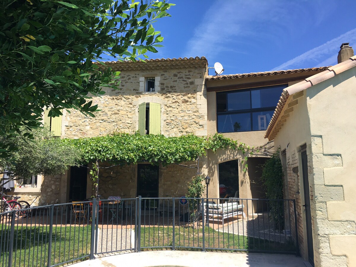 Maison de village avec piscine près d’Avignon