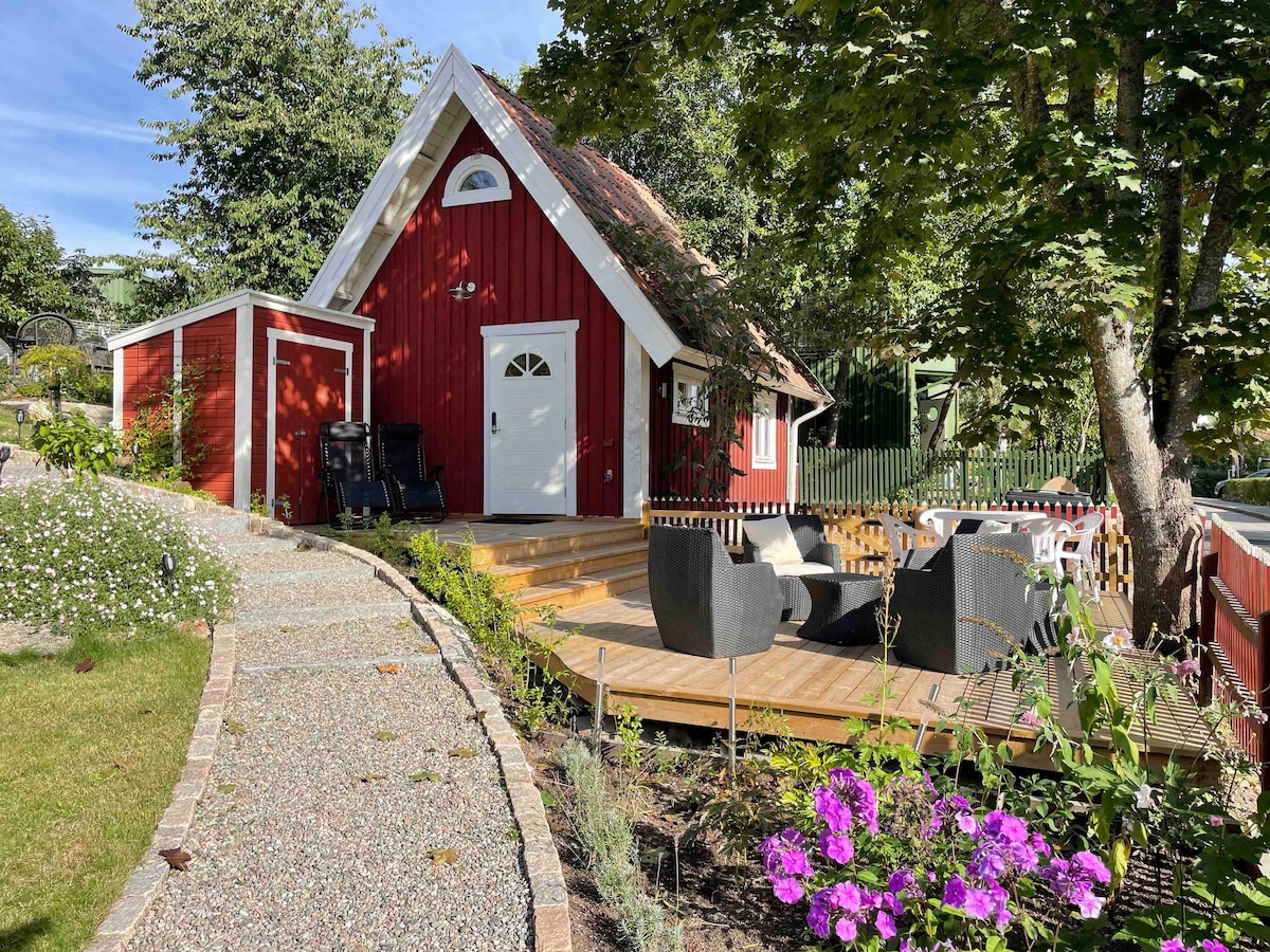 靠近斯德哥尔摩市、森林和湖泊的现代微型住宅