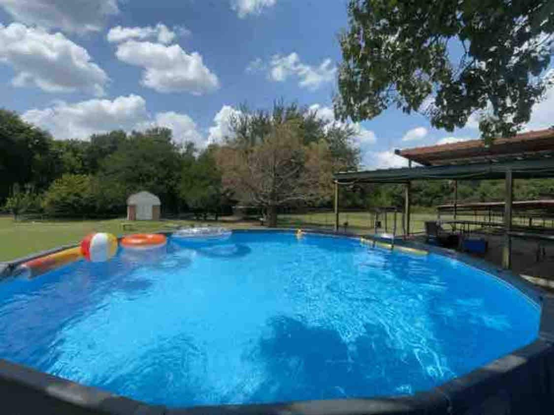 Glamping! pool party deck! Kayaks! near lakes/DFW