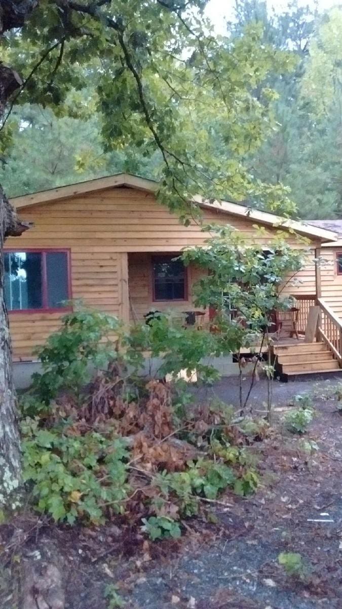 树林中的乡村古朴小木屋--热情好客