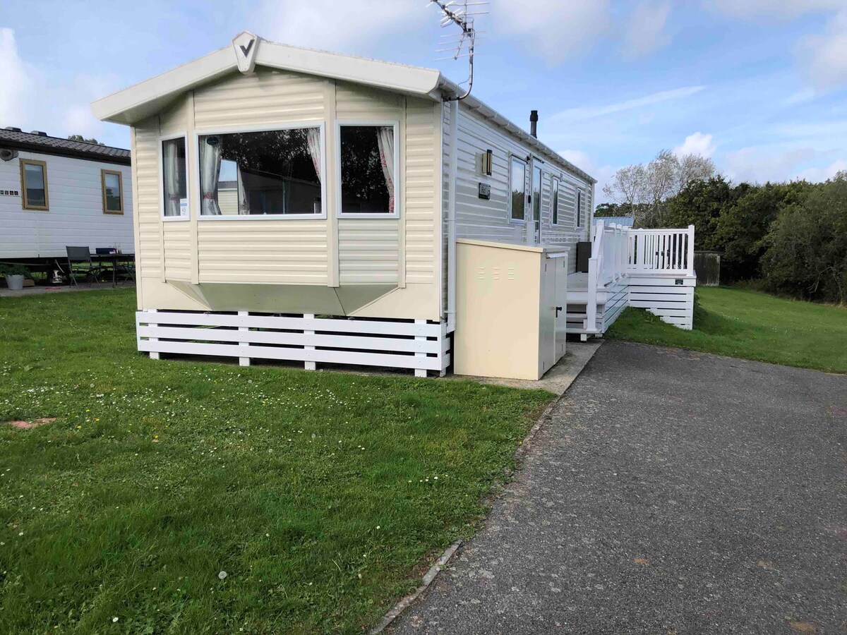 Lovely cabin with sea views Save on ferry crossing