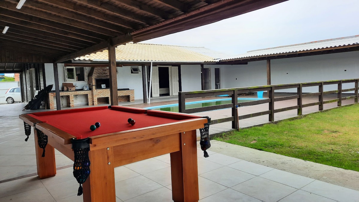 Linda casa com piscina e mesa de bilhar