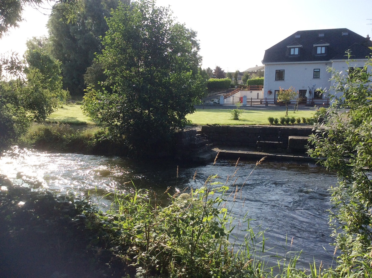 Candlefort Lodge-Tranquil Haven by the River Fane.