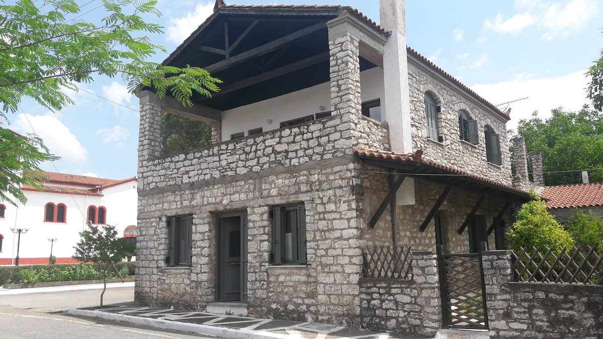 伯罗奔尼撒古老村庄的传统民宅