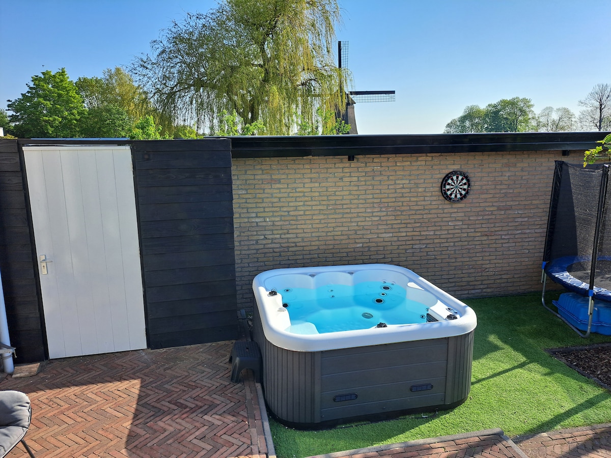 Ruime woning aan het water met jacuzzi in Alkmaar!