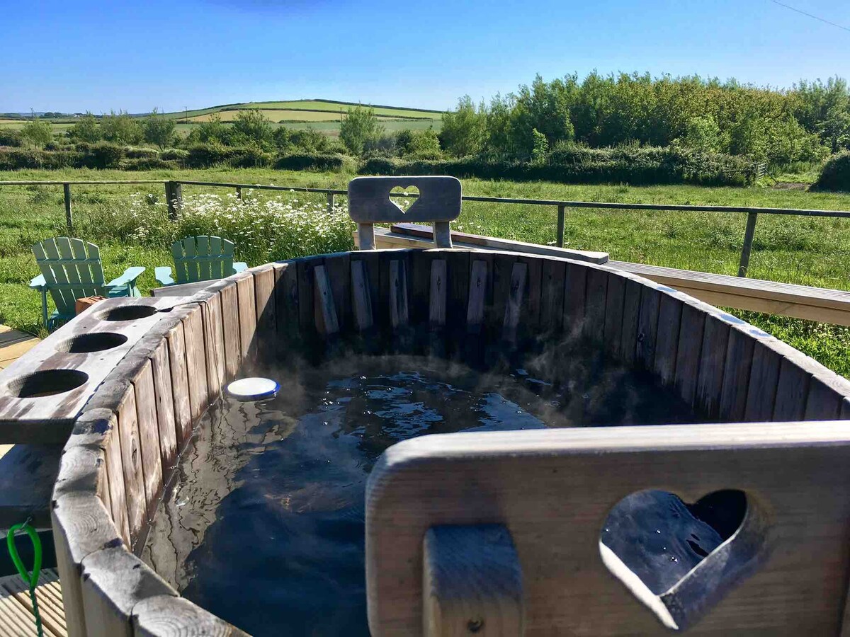 沙滩安格尔西（ Sandy Beach Anglesey ）的Bea 's Hut ，配备热水浴