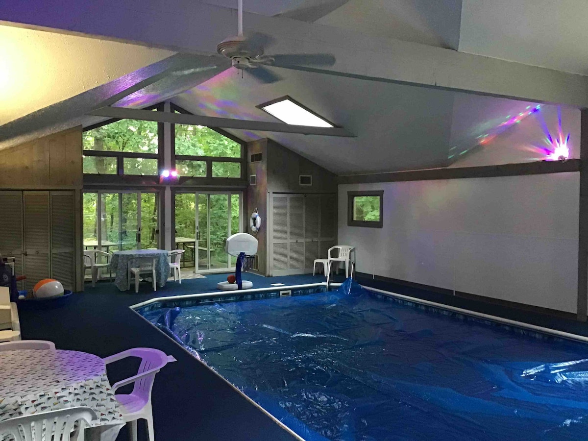 HEATED INDOOR POOL!! 6BR, 4.5bath, pet friendly!