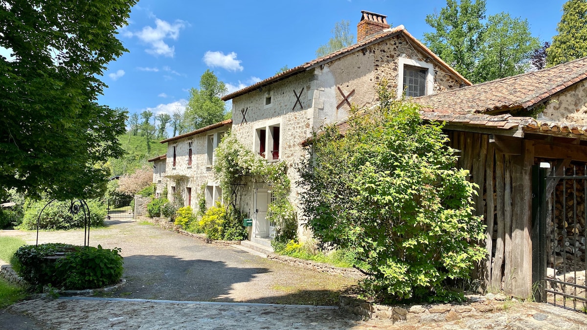 Grande maison au coeur de la forêt du Périgord