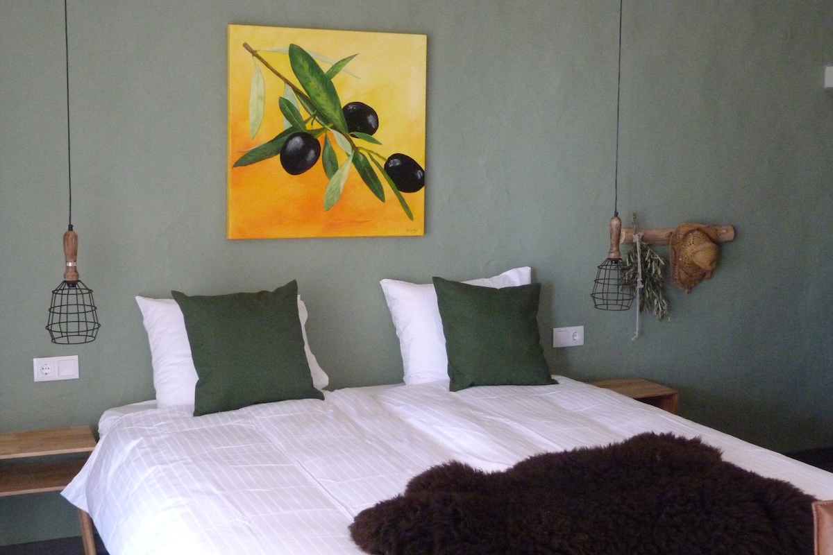 Logeren in Trendy en luxe B&B kamer Azeitonas