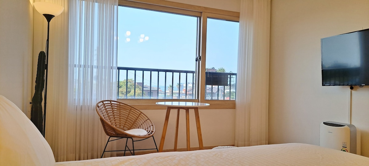 5个安静的住宿，安静的住宿，在Aewol Coastal路靠近Handam海滩，有免费咖啡馆