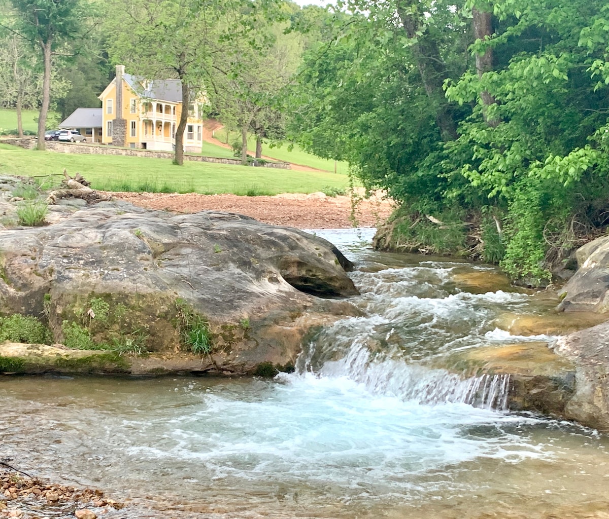 雄伟的套房，僻静，俯瞰Clifty Creek