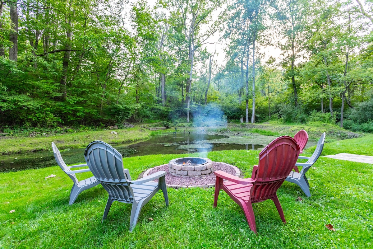 Creekside glamping w/arcades, fire pit, theater