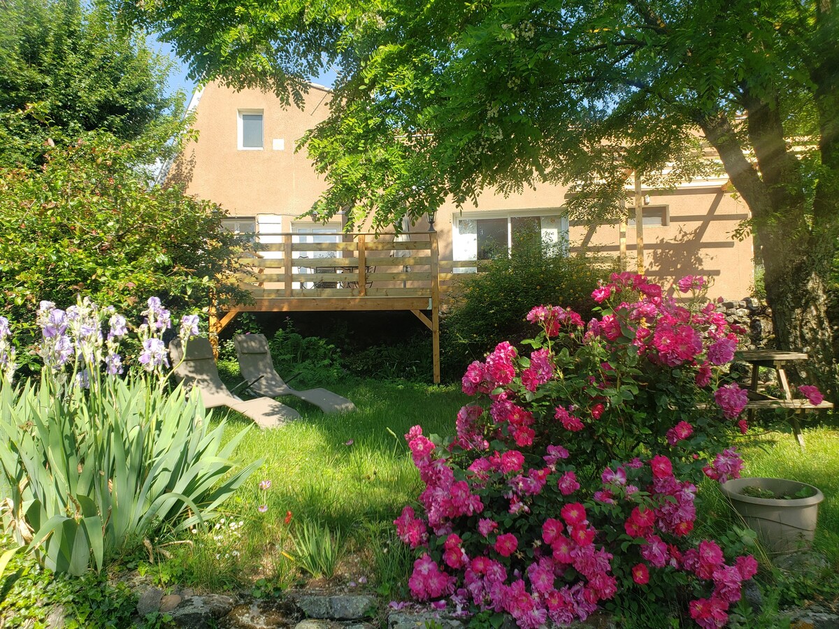 Gîte rural avec piscine et animaux, idéal famille